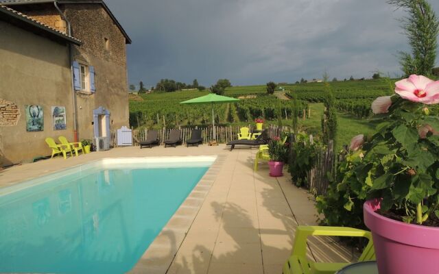 Spacious Mansion in Vinzelles with Swimming Pool