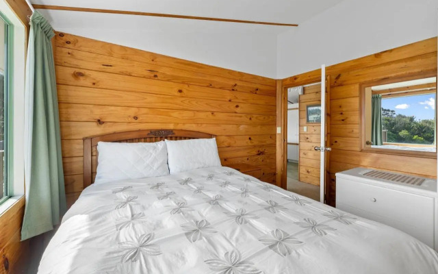 Seaview, Sun and Surf - Piha Holiday Home