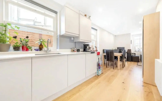 Modern 2 Bedroom Home With Private Garden