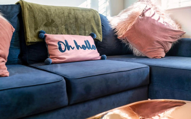 Charming & Central Apt w/ Garden & Free Parking