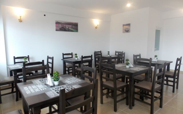 Nikos Hotel and Apartments