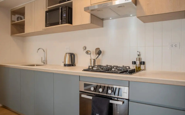 w Inviting 2BR w Balcony in Lively Miraflores