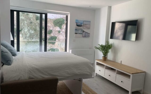 Modern Studio With Rock View Balcony and Gym-hosted by Sweetstay in Gibraltar, Gibraltar from 255$, photos, reviews - zenhotels.com