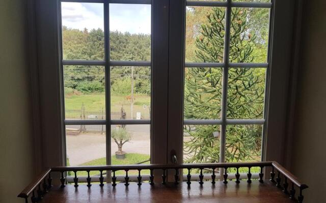 Château Lambert Hotel-Resto-Parking-Shuttle, a 1 ha green Oasis at 8 min from CRL Airport without any noise