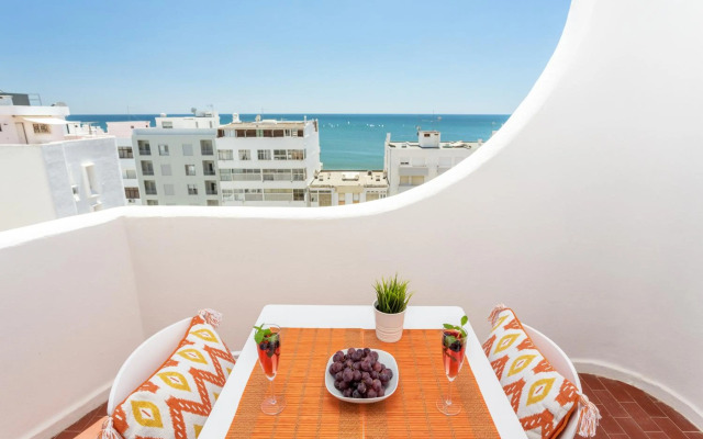 Modern ocean view apt 2 min walk to beach