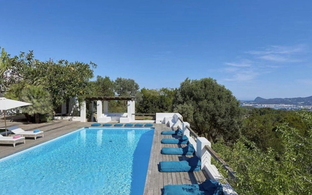 Idyllic Villa With Swimming Pool