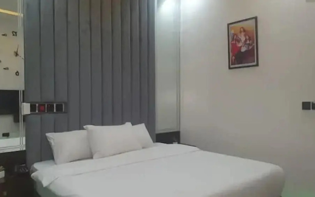 Q Nuts Lounge And Suites