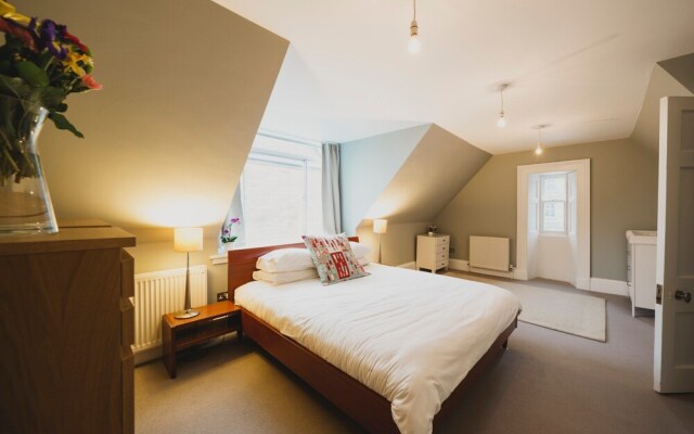 Beautiful 3 Bedroom Georgian Townhouse With Parking