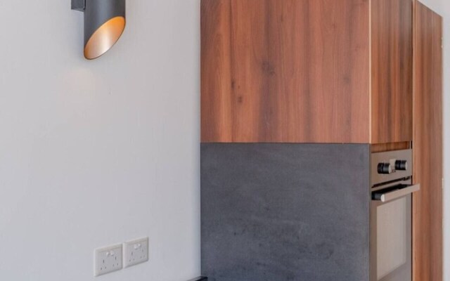 Stylish & Light Victorian 2BD Flat - Holland Park