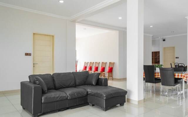 RedDoorz near Siloam Karawaci 3