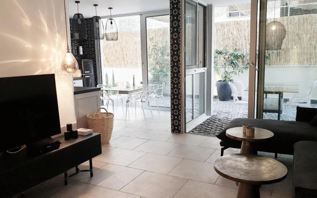 Etis garden seafront