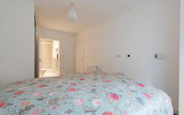 Stunning Luxury Stratford London 2 Bed Apartment