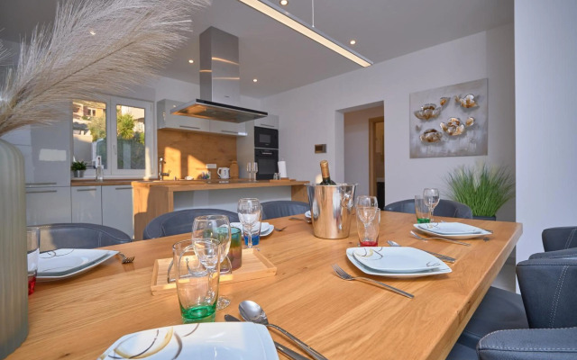 M Entire floor in a spacious house with pool