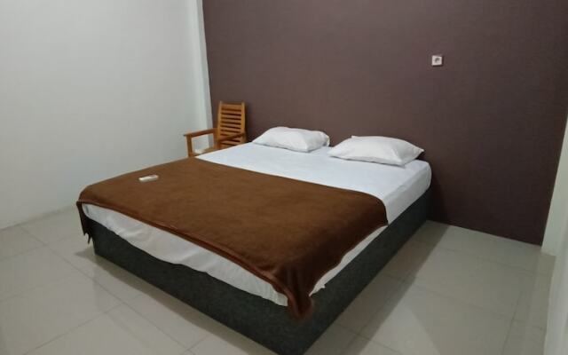 OYO 92243 Fanilly Guest House MarabahanNearJembatan Rumpiang