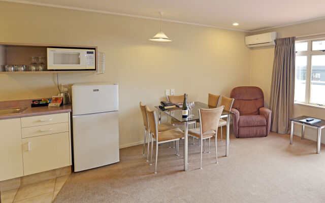 Brougham Heights Motel