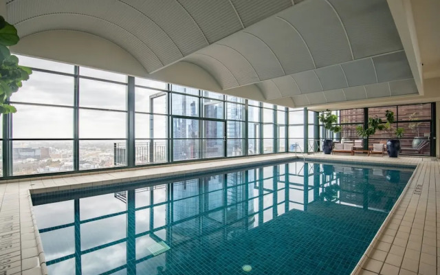 Elegant 4B 2B Unit in Melbourne CBD w/ Parking!
