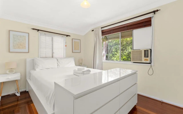 Kozyguru Albion Charming House With 3 Bedroom Parking -Qal035