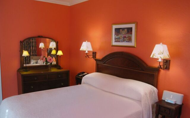 Colony Hotel & Cabaña Club