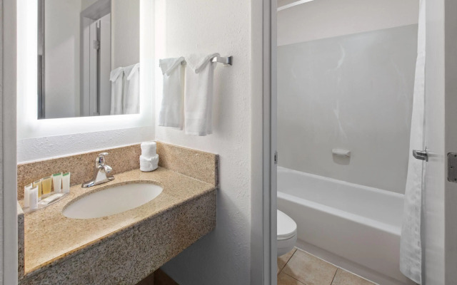 Howard Johnson by Wyndham Romulus Detroit Metro Airport