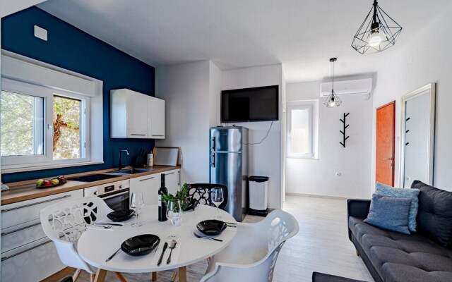 Beautiful Apartment in Prigradica With Wifi