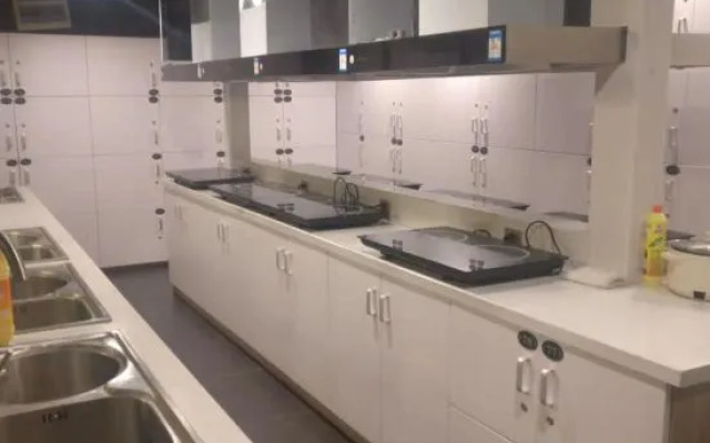 Xiao Hotel Apartment (Shanghai Pengpu Xincun Subway Station)