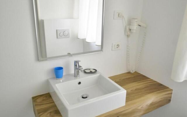 Hi Hotels Torbole Pool & Spa
