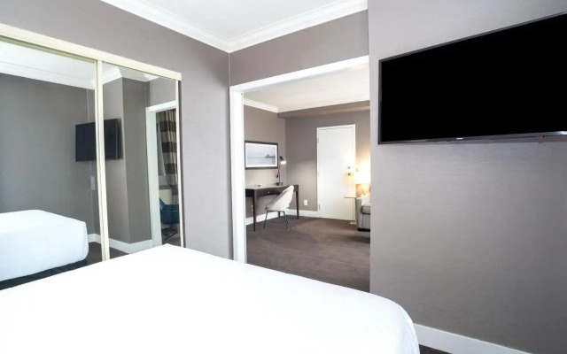 Stage West All-Suite Hotel & Theatre Restaurant