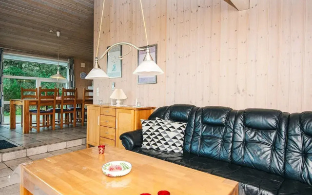 Secluded Holiday Home in Henne near Beach