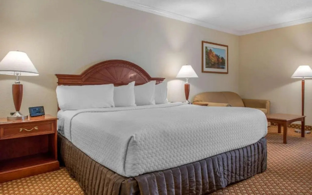 Crowne Plaza Cincinnati-Blue Ash Hotel