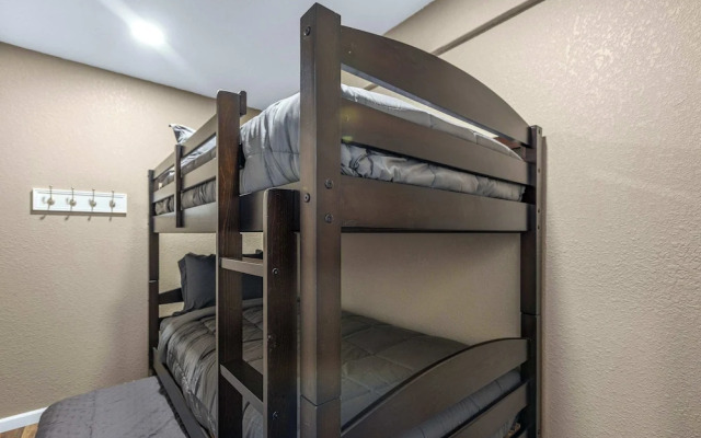 White Oak Landing Spacious 6 BDR w/ Boat Slip!