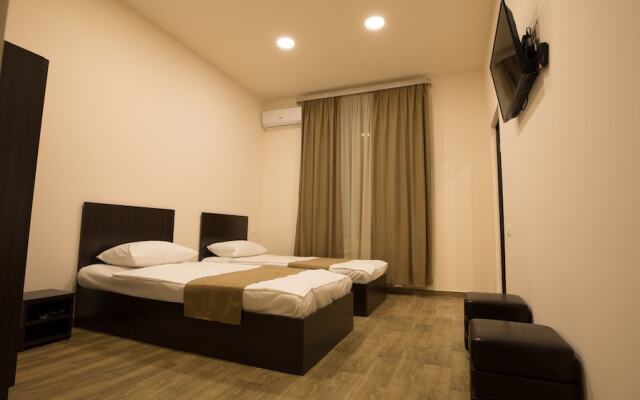 5 Rooms Mini-Hotel & Tours