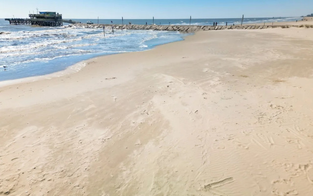 Walk to Beach: Galveston Getaway w/ Deck!