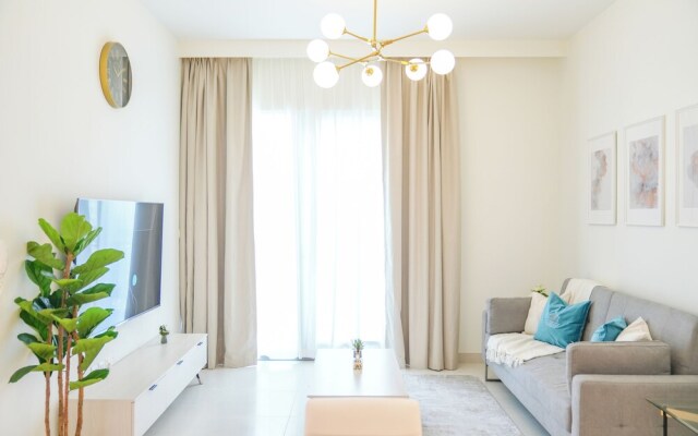 Yogi - Elegant Apartment With Balcony Amidst Vibrant Area