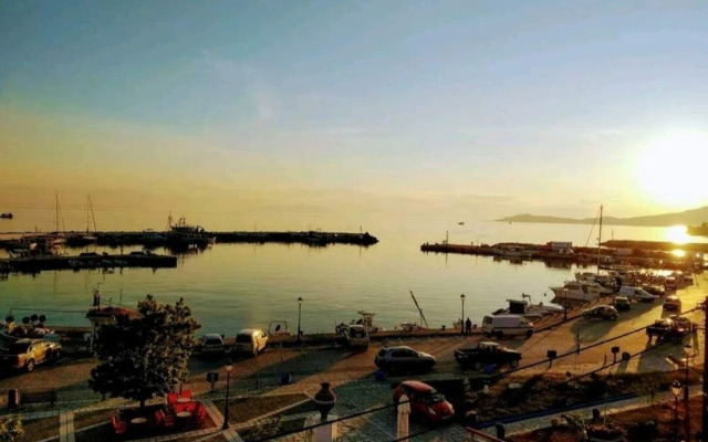 Anchors Aweigh 50m From The Sea