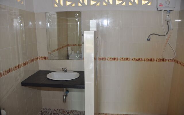 Pranee Beach Bungalows