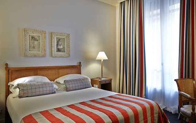 Royal Hotel Paris Champs Elysées