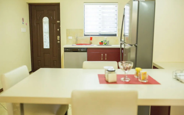 Gold Coast Luxurious and Stylish Condo