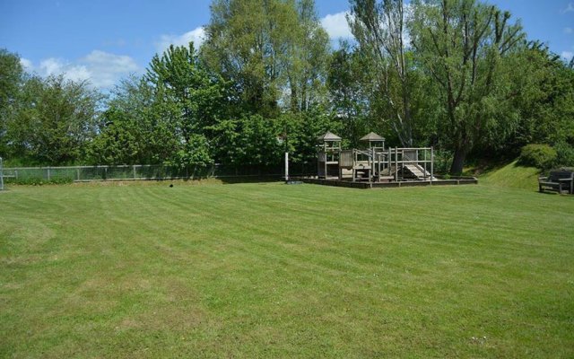 Stylish family-friendly lakeside retreat in the Cotswold Water Park