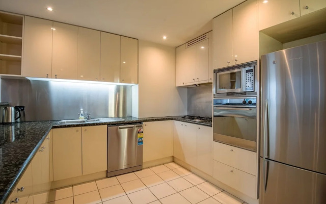 Elegant 4B 2B Unit in Melbourne CBD w/ Parking!