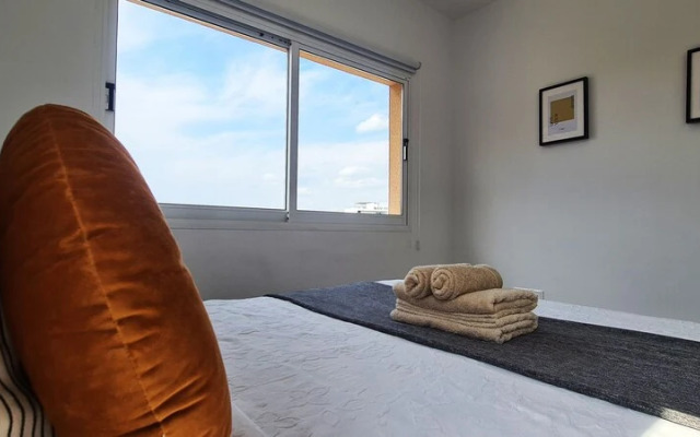 Phaedrus Living: Cityview Luxury Flat Walnut Grove 304