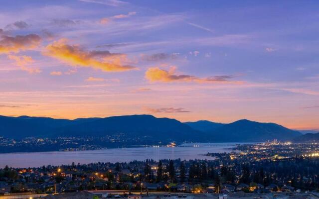 Newly Modern House w/ urban landscape of Kelowna!！