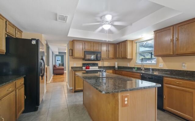 Tampa Bay- Large Pool home- Private Heated Pool!