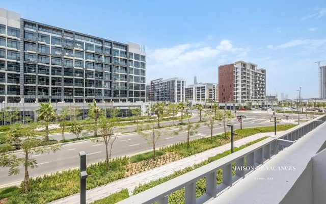 Large Balcony Studio 10 Minutes From Dubai Mall