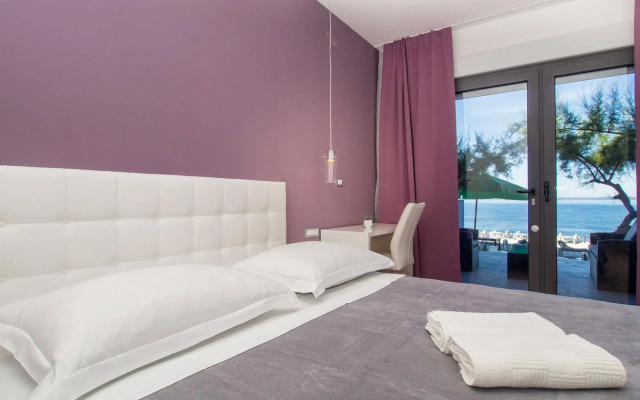 Beachfront Villa Mediteran