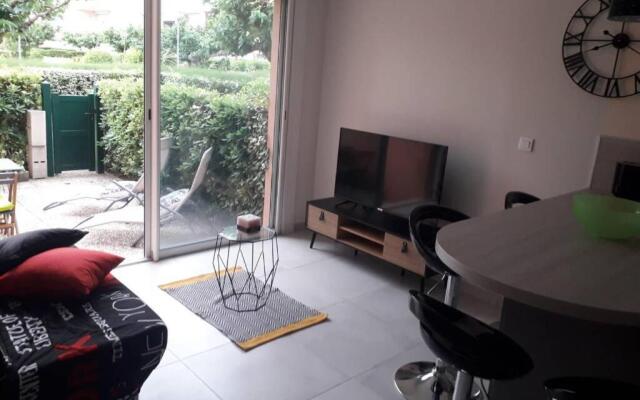 Nid douillet F2, jardin, piscine, parking, plage 200 m Palavas