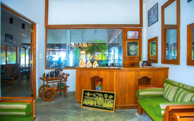 Oyo 390 Surf Sea Breeze Land Side