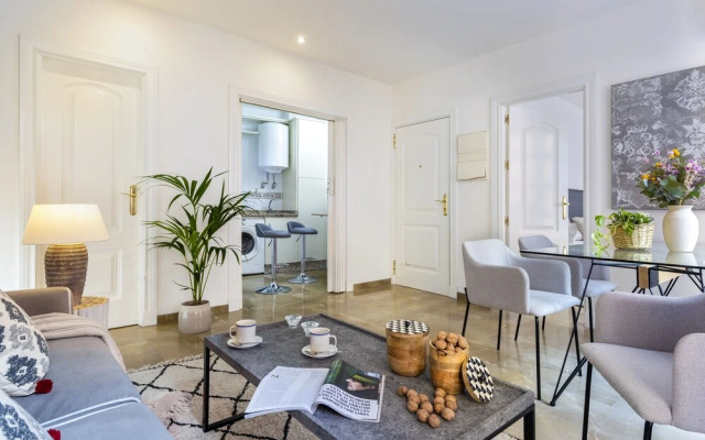 Charming Apartment Suited for Couples. Reyes Catolicos