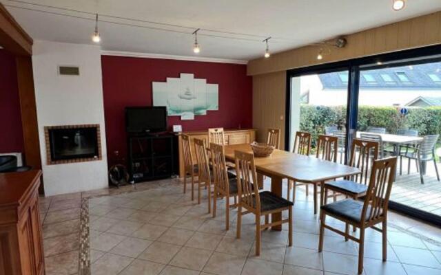 Attractive holiday home in Moëlan-sur-Mer with garden