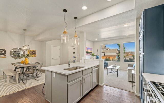First Class Stylish Townhome Near Old Town!