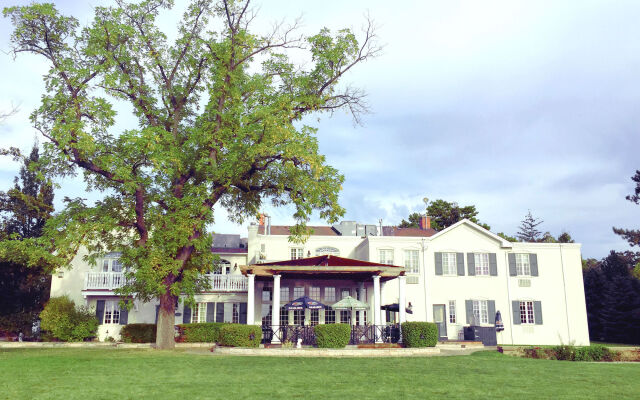 Riverbend Inn and Vineyard